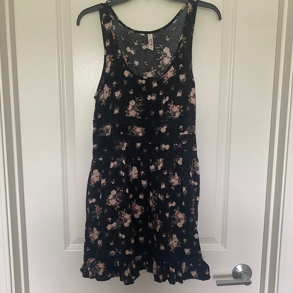 ☀️👗Women's/Junior's M Black Floral Sundress 💐 with Lace Inserts